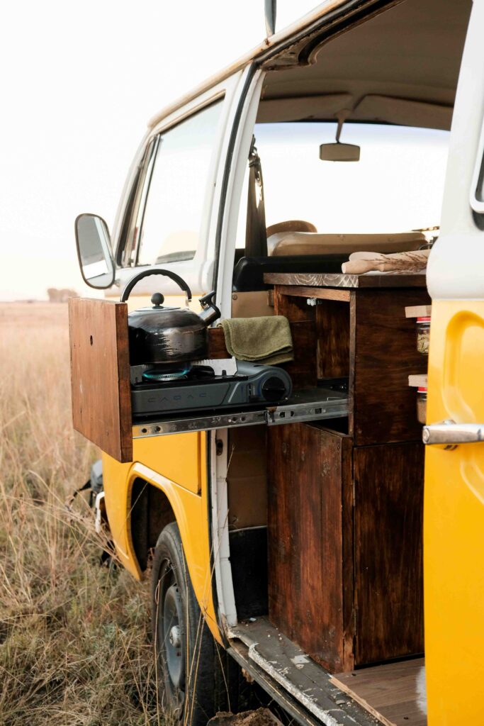 Cuisine aménagée dans un van