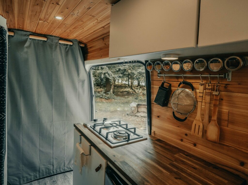 Cuisine dans un van aménagé