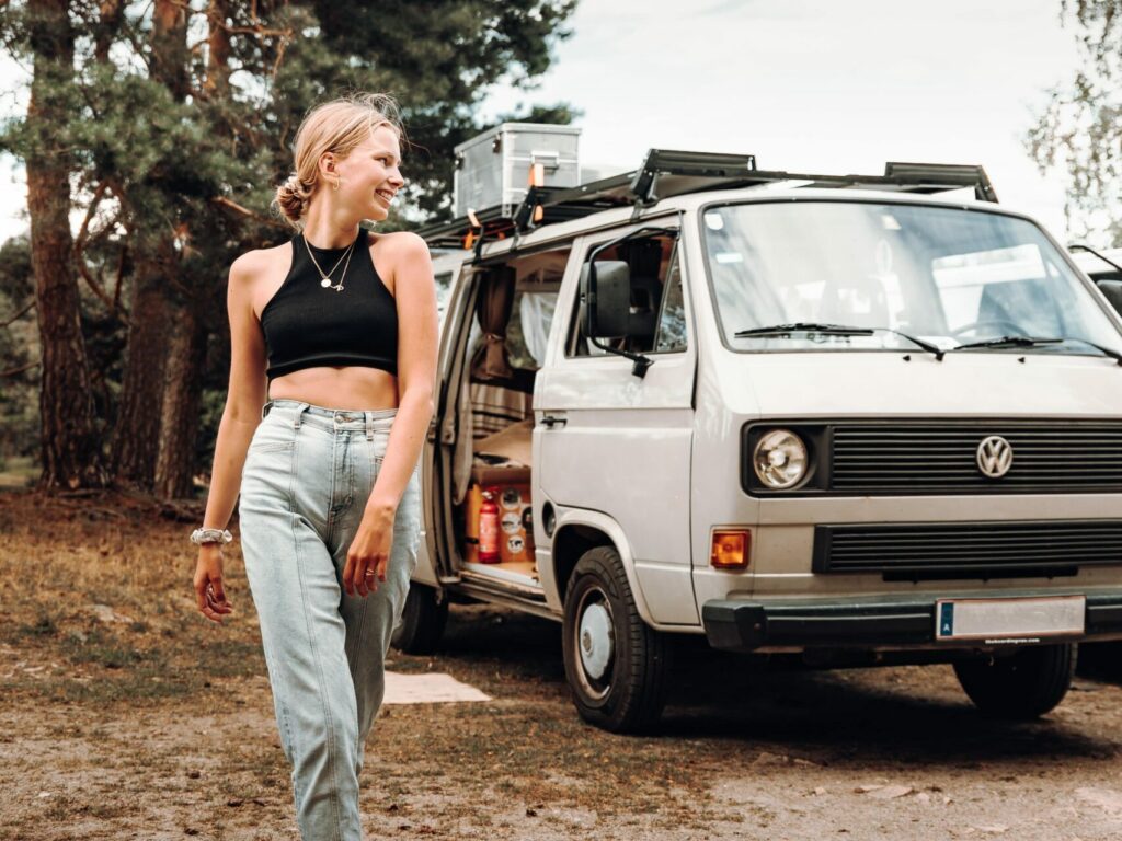 Femme souriante devant un van