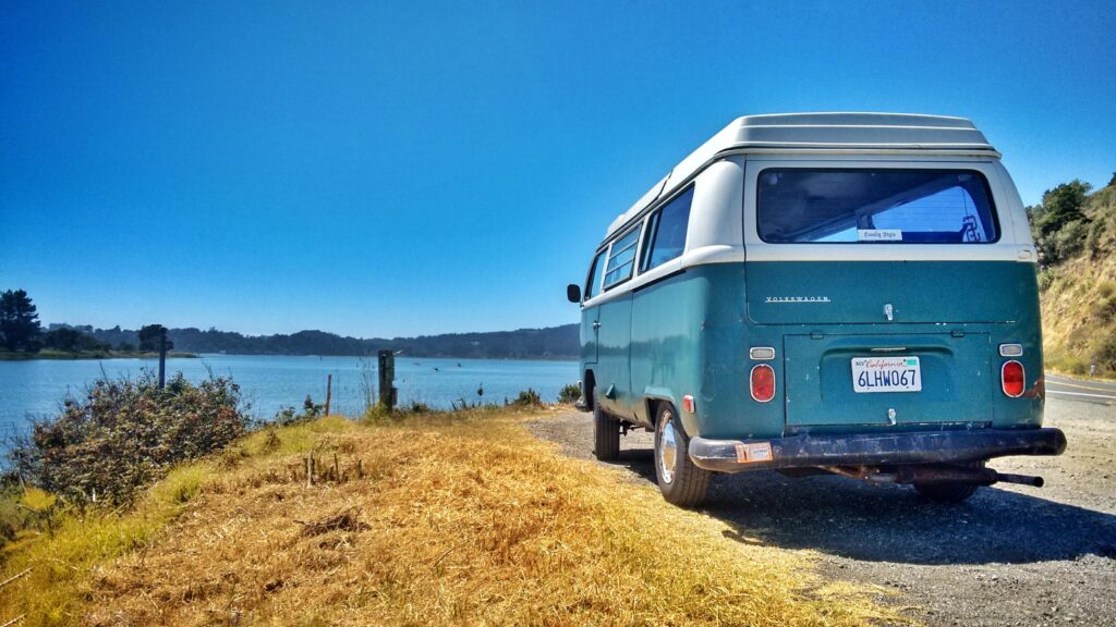 Van devant un lac