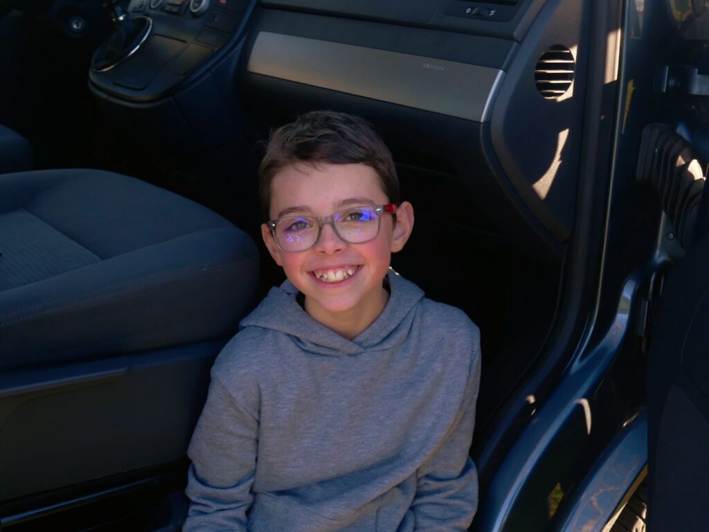 Gabriel dans le van Vanou