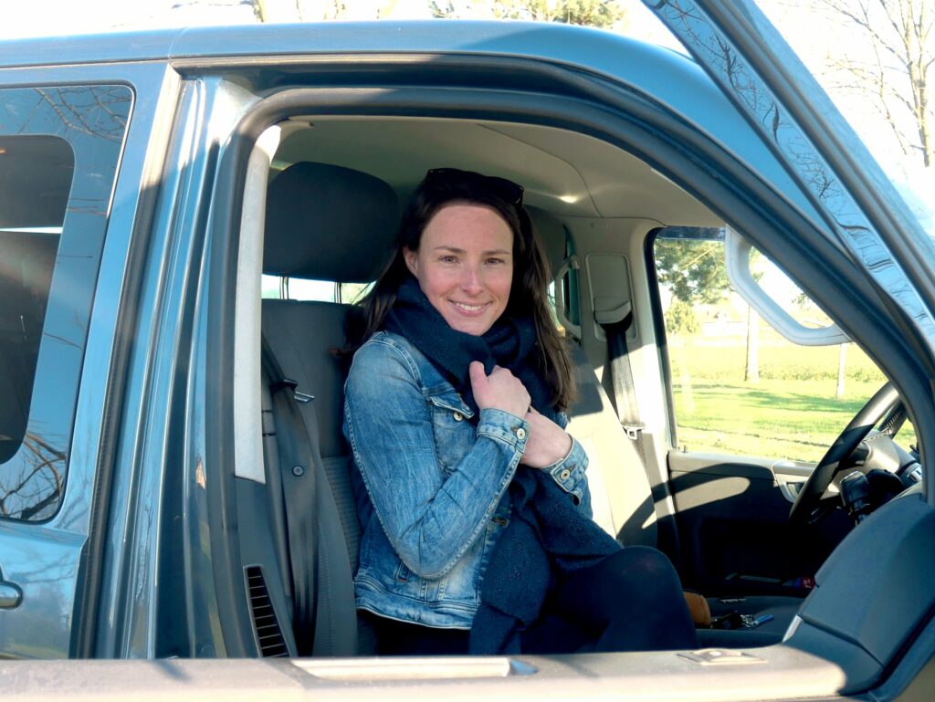 Sandra dans le van Vanou