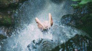 Femme sous une cascade