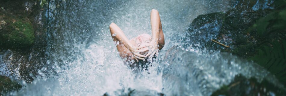 Femme sous une cascade