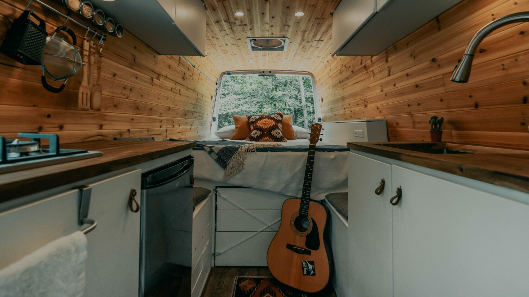 Intérieur d'un van aménagé