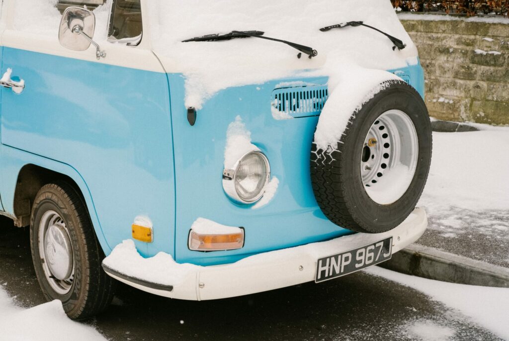 Van bleu sous la neige