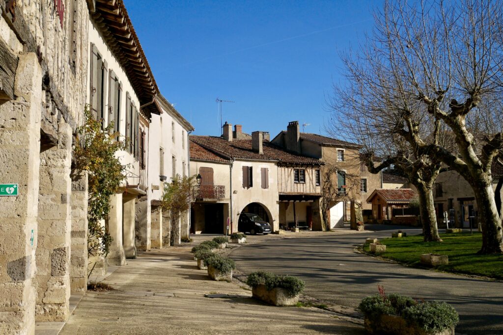 Place centrale de Fourcès