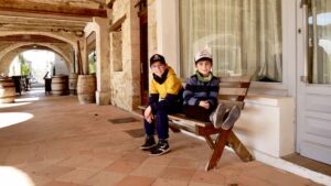 Gabriel et Alexandre assis sur un banc à Montréal-du-Gers