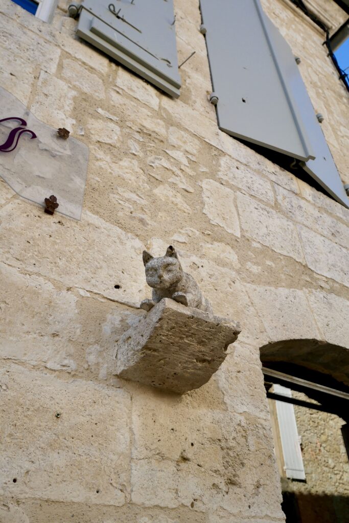 Chat sculpté sur une façade à La Romieu
