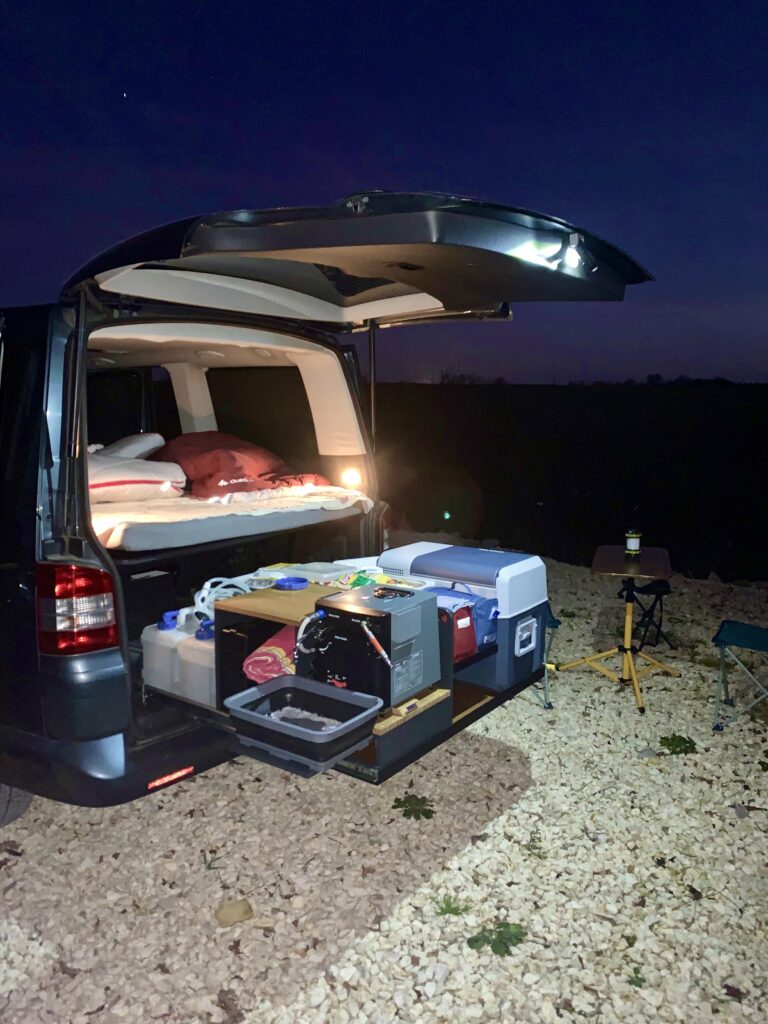 Vanou, coffre ouvert, la nuit