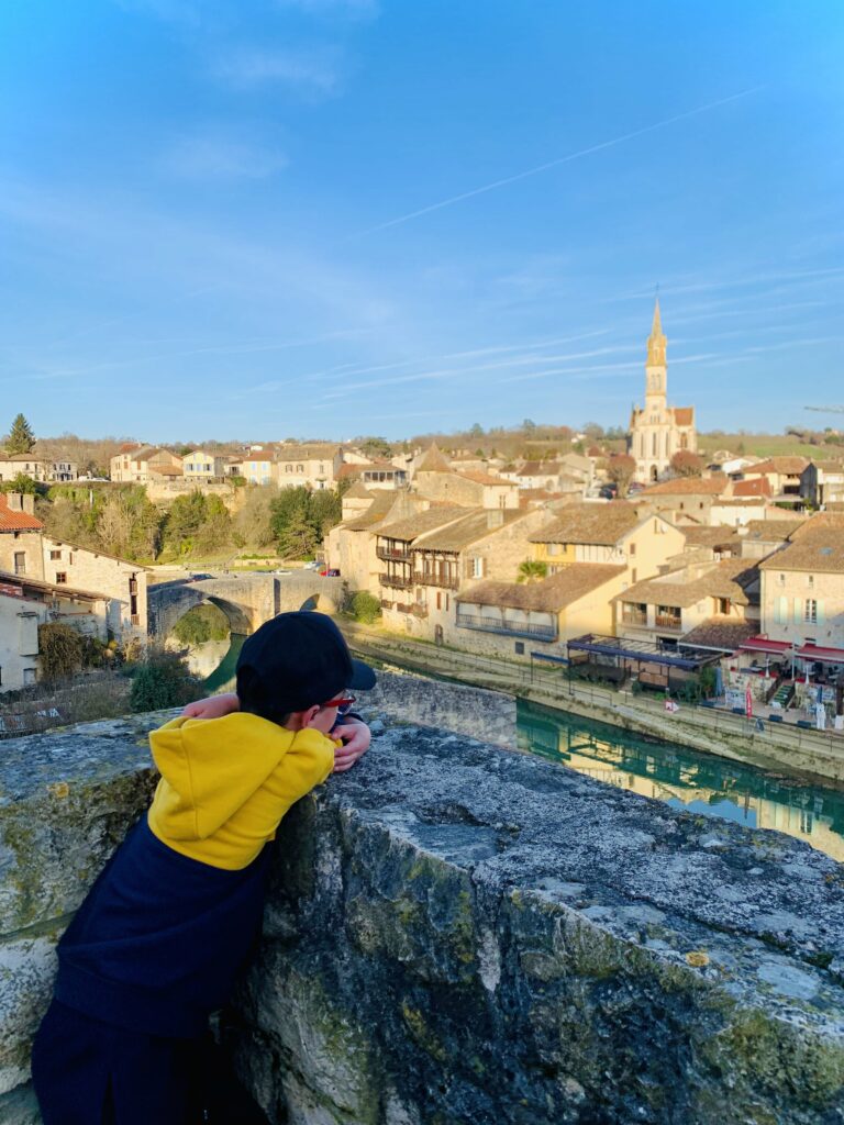Gabriel qui contemple l'église Notre-Dame et la vue sur Nérac