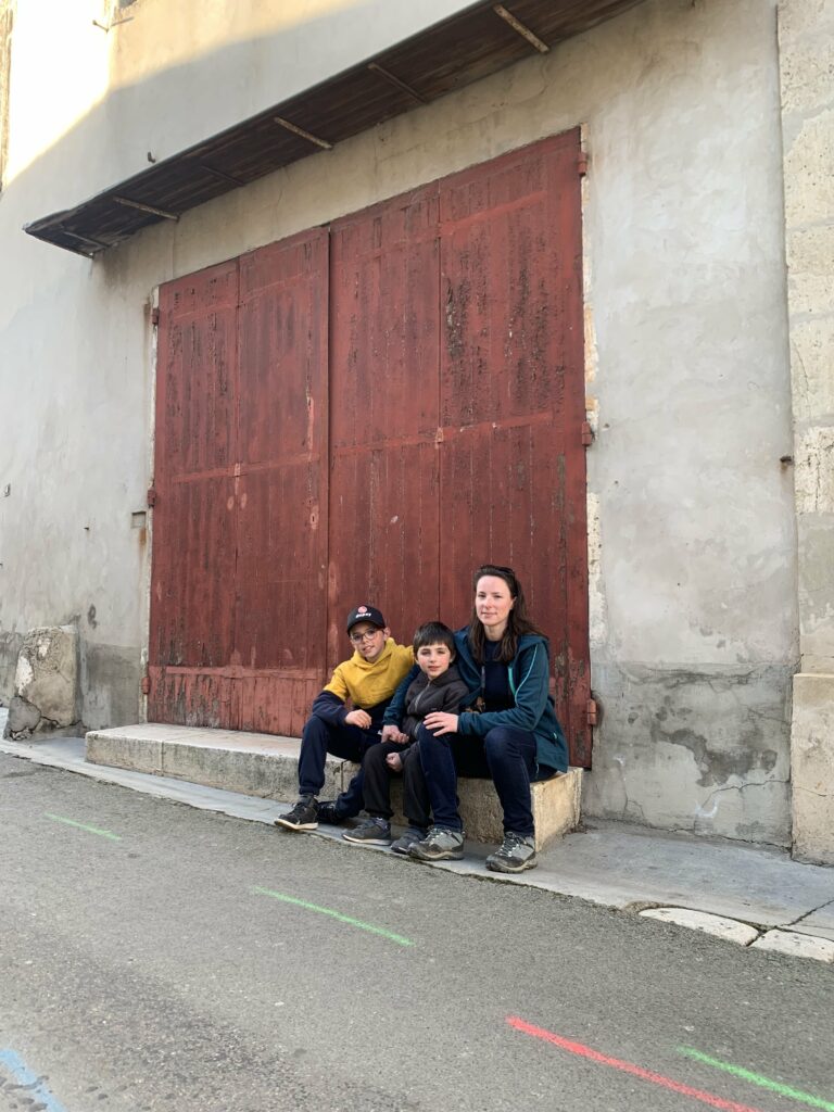 Gabriel, Alexandre et Sandra assis dans une rue de Nréac