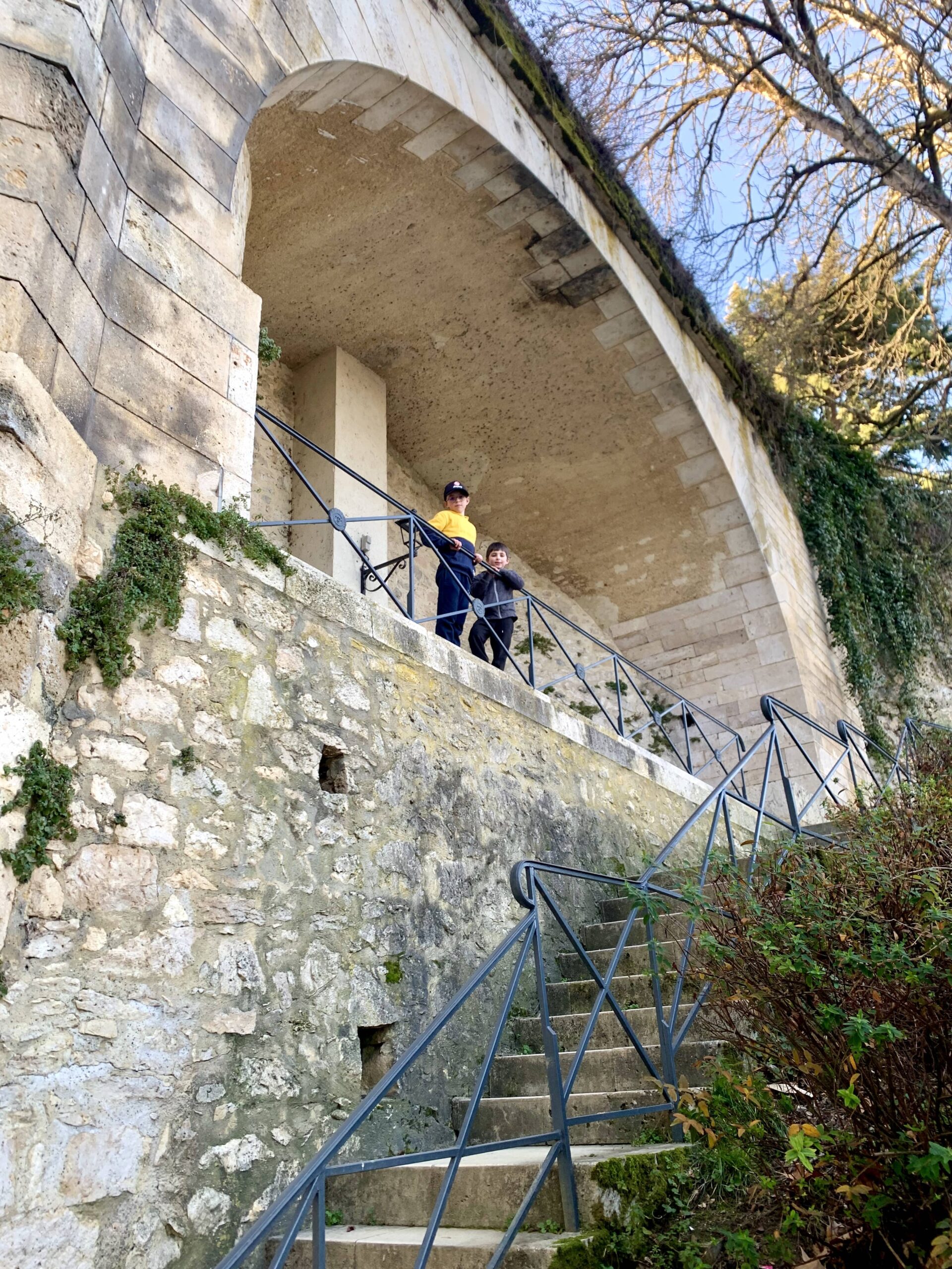 Gabriel et Alexandre en haut d'un escalier en pierre