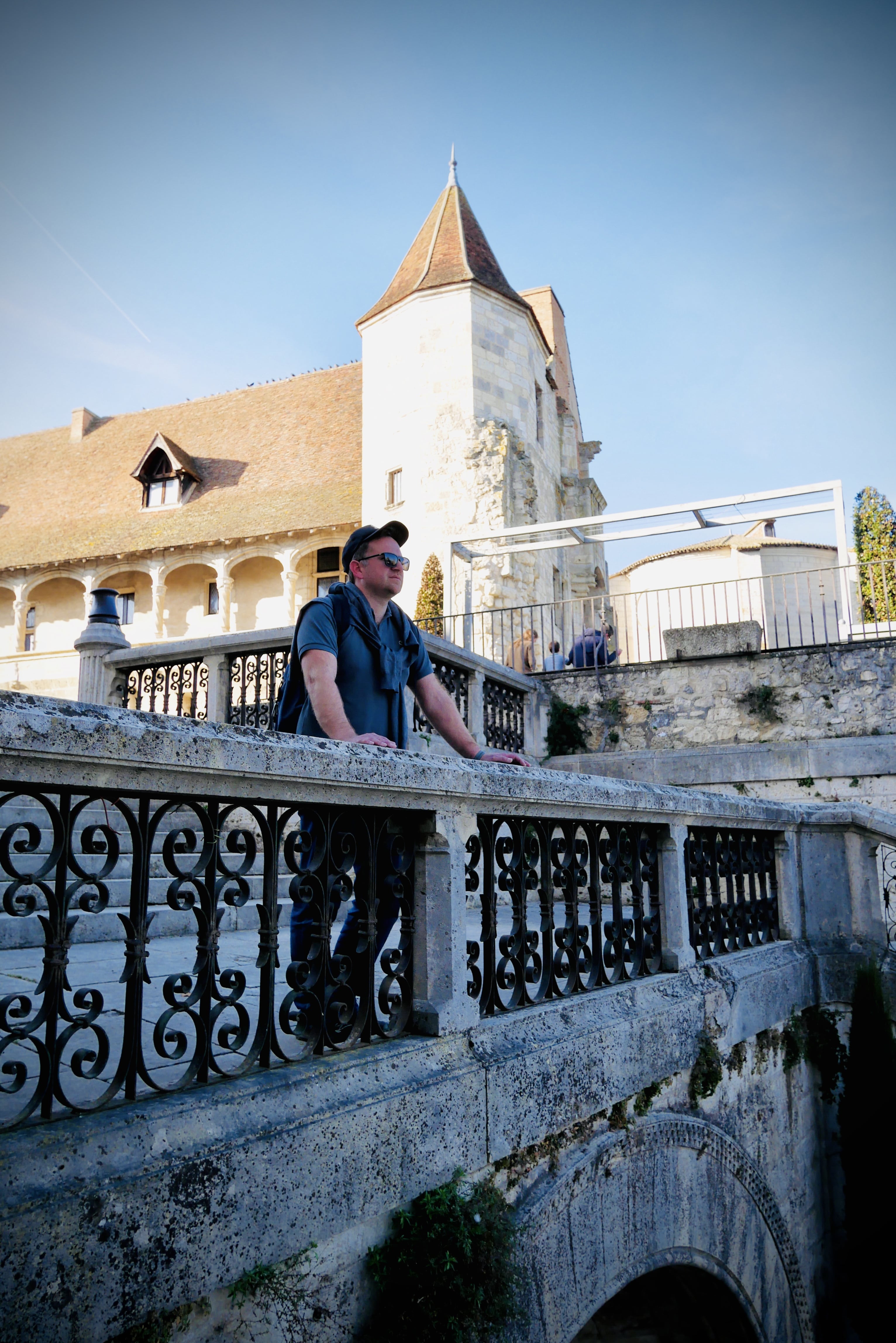 Loïc devant le château de Nérac